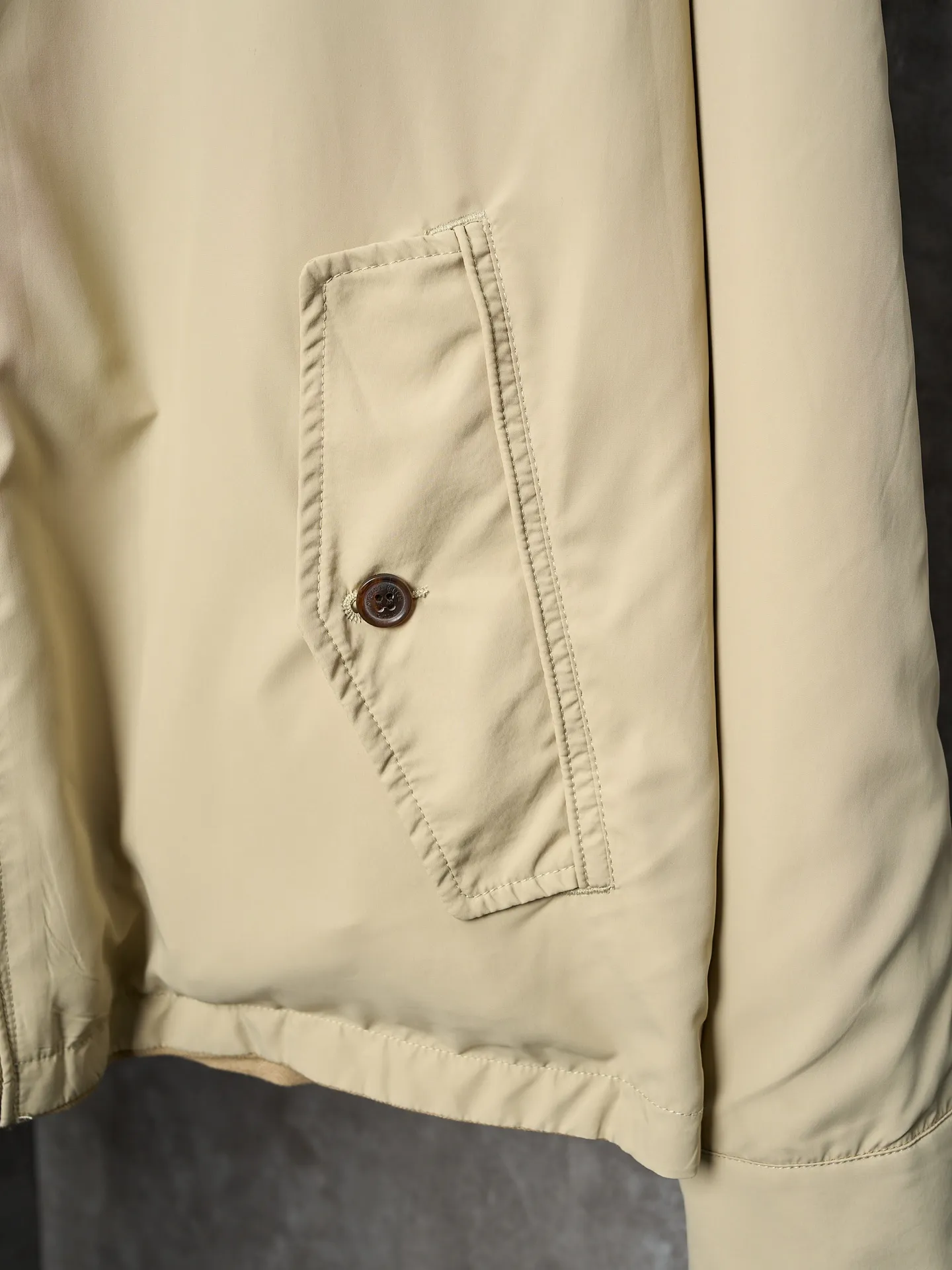 P590 Actual auction] Ralph Lauren/Ralph Lauren pony logo embroidered reversible jacket [Ready stock] S M L The other side is made of matte moiré taffeta that brings a sense of relaxation. It has a casual gene and is embellished with exquisite pony logo. It is highly recognizable. The classic stand-up collar is closed with three hidden button tabs. Simplicity controls complexity. The design philosophy hidden in the details. Double-sided style. One garment hides old money and relaxation. Imported machine embroidery technology is used. Advanced computer control system and sophisticated mechanical components are used to realize the iconic pony embroidery operation with high precision and smooth and delicate lines. The template machine opens the bag. The preset template guides the position, shape and size of the bag opening. The accuracy ensures the quality of the bag opening effect. Process 3: Ergonomic three-dimensional cutting. Return to traditional craftsmanship through segmentation, folding, shrinking and stretching. The so-called slow work produces fine work, which is the respect for the material. The pursuit of feel. The workmanship is complex and cumbersome. Slow aging and high loss. The fabrics have been carefully washed. The hand feel and texture are better. Not easy to deform, not easy to shrink, not easy to fade. Maintains long-lasting good looks and a great fit